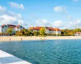 Piękna plaża i hotele w Sopocie, idealne na tani wypad na weekend w Polsce. Jesienne liście dodają uroku.