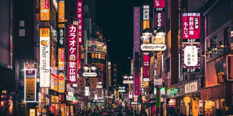 Nocne Tokio, pełne neonów i ludzi. Idealne miejsce, by poczuć energię miasta, kiedy lecieć do Japonii? Teraz!