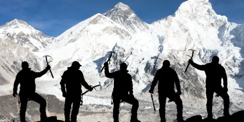Pięciu alpinistów z czekanami na tle majestatycznego Mount Everestu. Ile osób weszło na Mount Everest? To pytanie zadaje sobie wielu, ale ta grupa już tam dotarła.