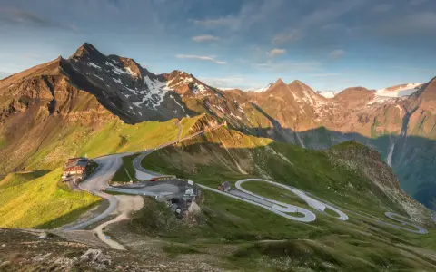 Widok na najwyższy szczyt w Austrii, góry Grossglockner, z krętą drogą i budynkami.