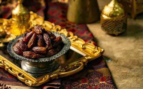 Daktyle w misie, ozdobne latarnie i tkanina. To symbolika ramadanu, który co to za święto?