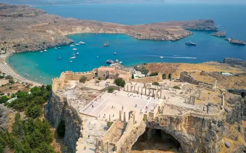 Akropol w Lindos, na Rodos, z widokiem na zatokę pełną łodzi. Czy to Rodos czy Kreta? To zdecydowanie Rodos!