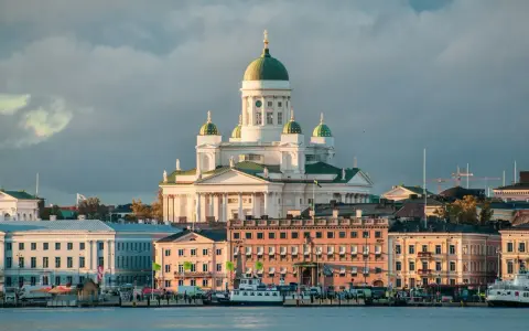 Majestatyczna katedra góruje nad portem w Helsinkach, pięknym mieście w Finlandii.