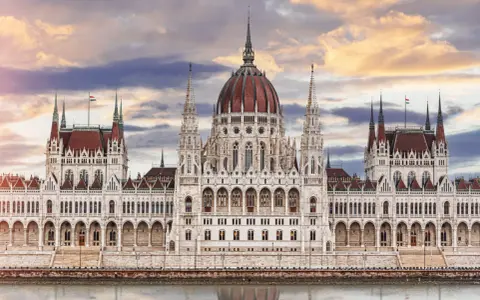 Majestatyczny Parlament w Budapeszcie, wspaniały przykład architektury, który koniecznie trzeba zobaczyć w Budapeszcie.