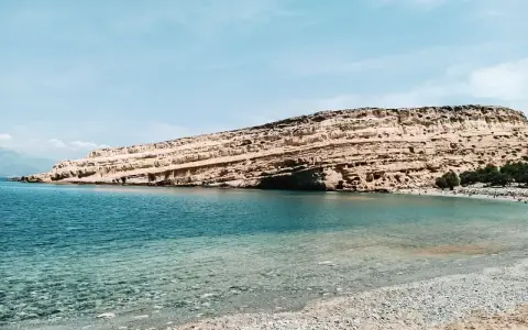Piękne, turkusowe morze obmywa kamienistą plażę u stóp skalistego klifu. To właśnie takie widoki oferuje Kreta, jakie morze marzeń!
