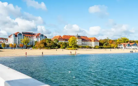 Piękna plaża i hotele w Sopocie, idealne na tani wypad na weekend w Polsce. Jesienne liście dodają uroku.