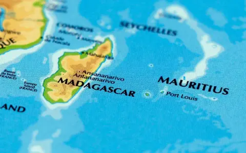 Mapa pokazuje, gdzie leży Mauritius – na Oceanie Indyjskim, na wschód od Madagaskaru.
