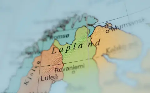 Mapa pokazuje, gdzie jest Laponia, z zaznaczonymi miastami jak Rovaniemi i Murmańsk.