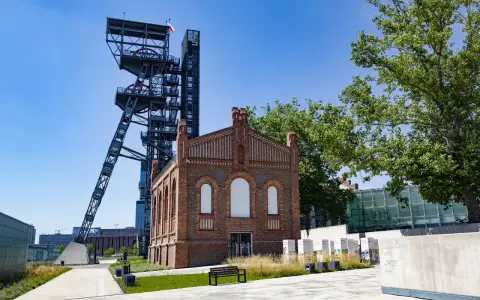 Dawna kopalnia w Katowicach, dziś centrum kultury i jedna z głównych katowickich atrakcji turystycznych. Wieża szybu i ceglany budynek tworzą unikalny krajobraz.