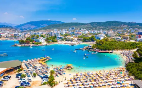 Albania plaża, która wyglądem przypomina Bora Bora, z turkusową wodą, białym piaskiem i mnóstwem turystów.