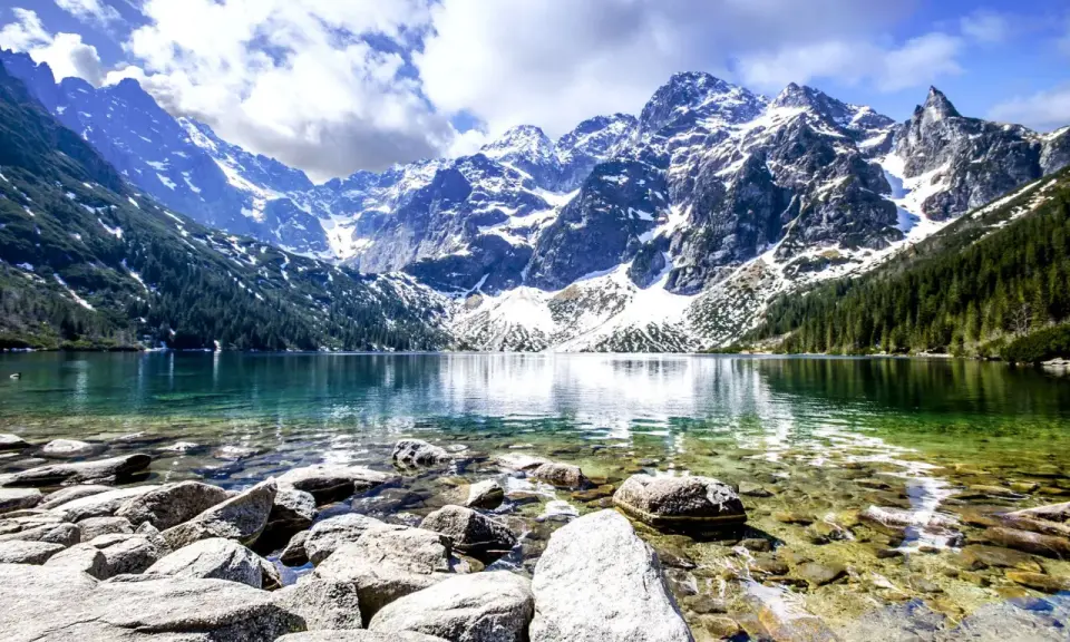 Morskie Oko, jedno z najpiękniejszych szlaków górskich w Polsce, zachwyca krystalicznie czystą wodą i majestatycznymi szczytami Tatr.