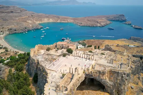 Akropol w Lindos, na Rodos, z widokiem na zatokę pełną łodzi. Czy to Rodos czy Kreta? To zdecydowanie Rodos!