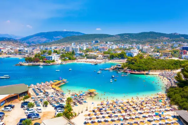 Albania plaża, która wyglądem przypomina Bora Bora, z turkusową wodą, białym piaskiem i mnóstwem turystów.